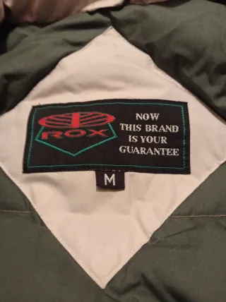 Anorarc de color beige tengo dos uno XL y otro M