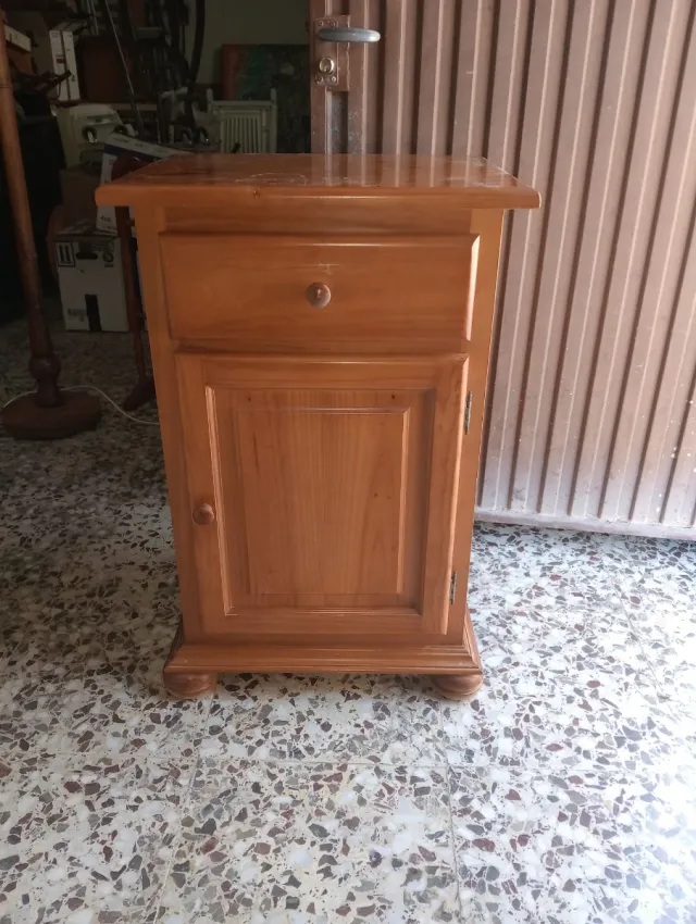 Mesita de noche de madera