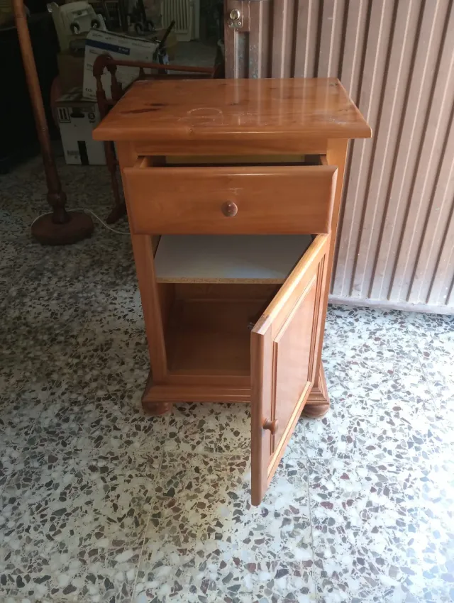 Mesita de noche de madera