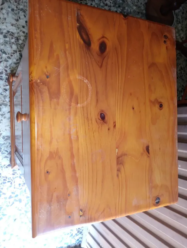 Mesita de noche de madera