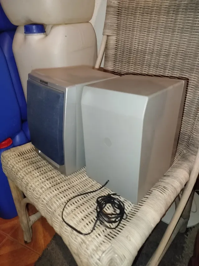 Altavoces Aiwa Plata y Negro