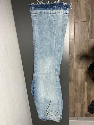 Jeans acampanados deshilachados