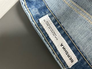 Jeans acampanados deshilachados