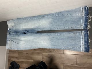 Jeans acampanados deshilachados