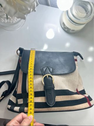Bolso de hombro estilo Burberry