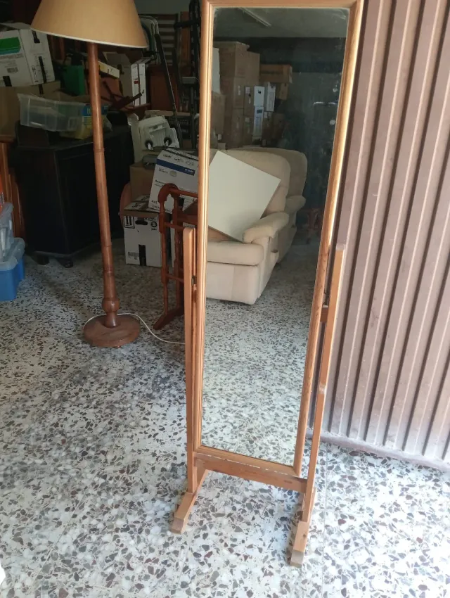 Espejo de pie de madera