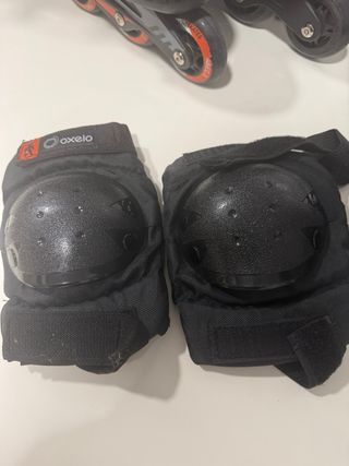 Patines en línea y protecciones.