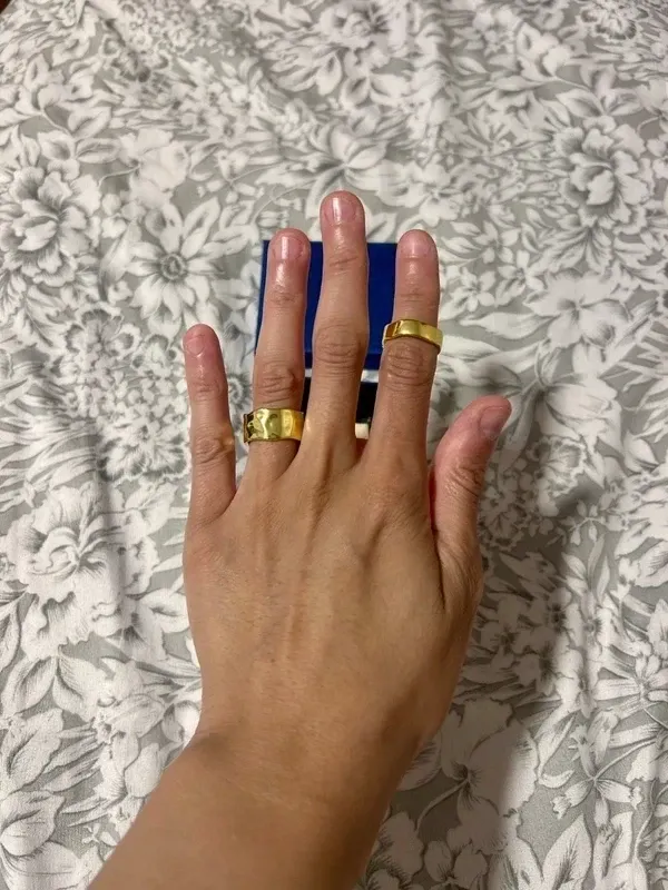 Anillos dorados pequeños