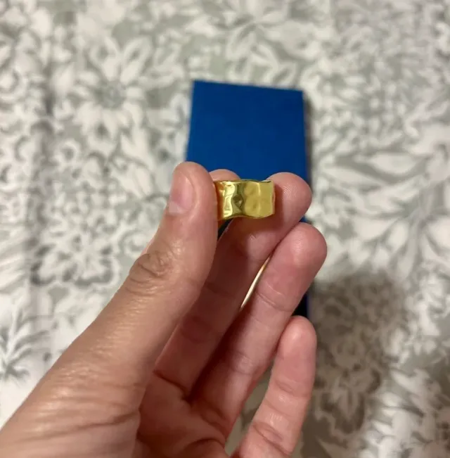 Anillos dorados pequeños