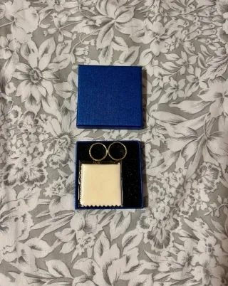 Anillos dorados pequeños