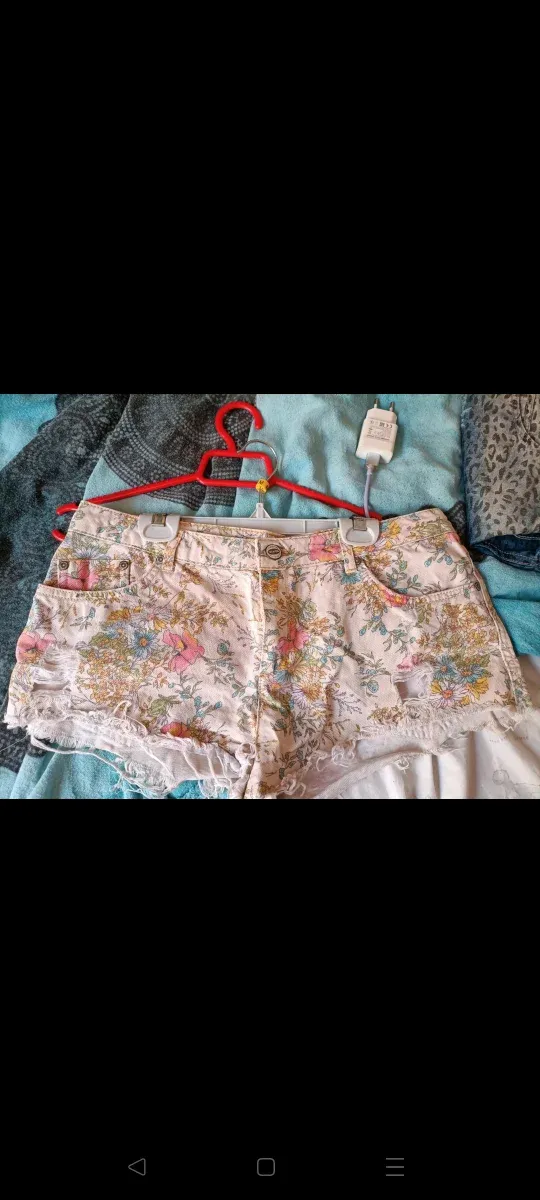 Vaqueros cortos florales desgastados