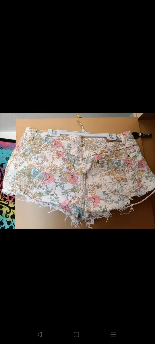 Vaqueros cortos florales desgastados