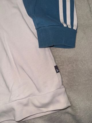 Sudadera Adidas blanca y azul