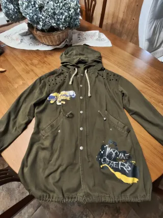 Parka Verde Larga con Tachuelas