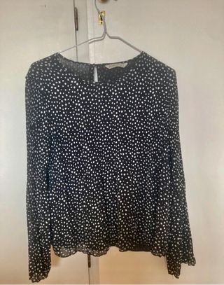 Blusa negra con topos blancos