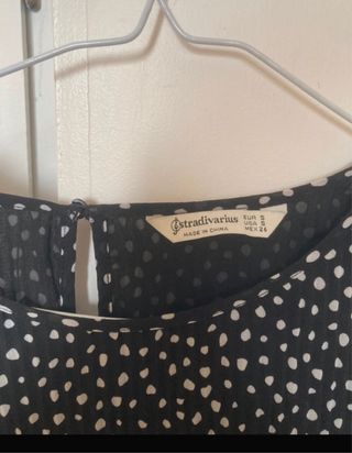 Blusa negra con topos blancos