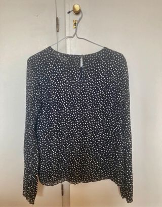 Blusa negra con topos blancos