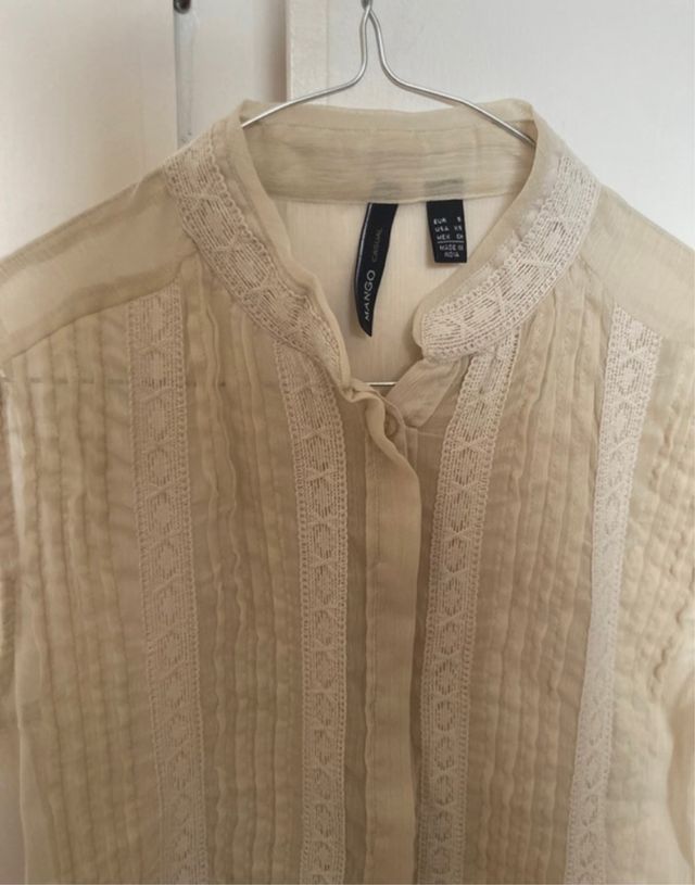 Blusa Mango bordados beige
