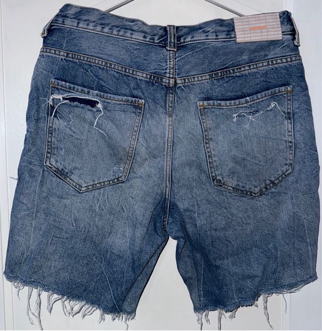 Pantalones vaqueros cortos rotos