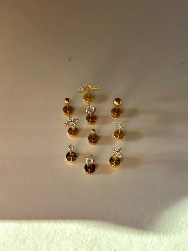 Pack pendientes y piercings dorados