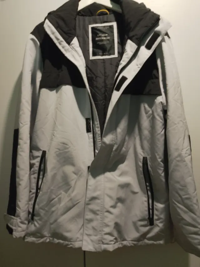 Chaqueta de plumas gris y negra