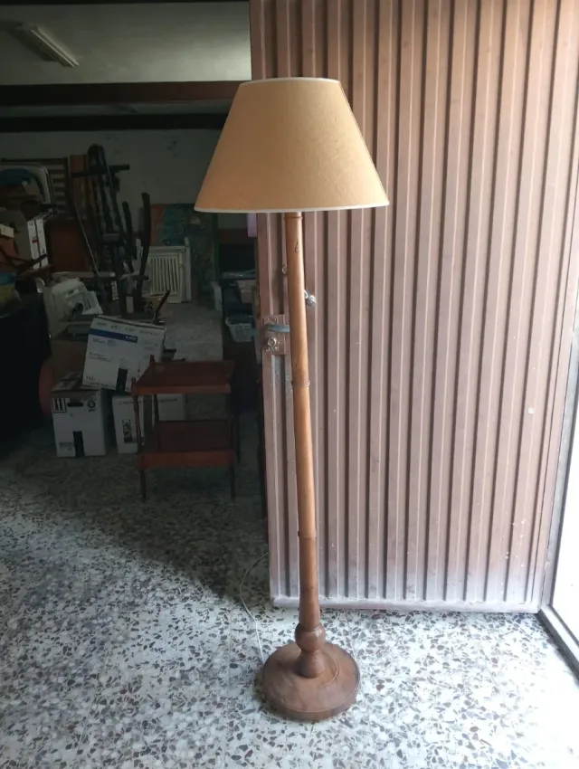 Lámpara de pie de bambú y madera
