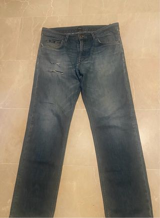 Jeans Dolce & Gabbana, (lote 2) Hugo Boss.
