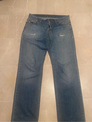 Jeans Dolce & Gabbana, (lote 2) Hugo Boss.