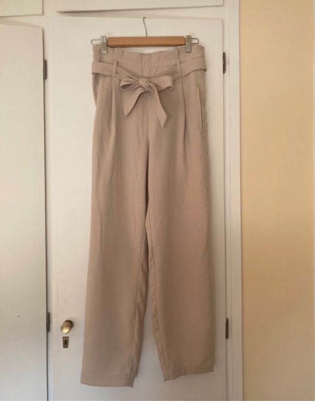 Pantalón fluido beige con lazo
