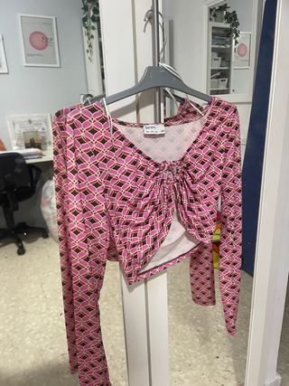 Top Bershka rosa y marrón estampado