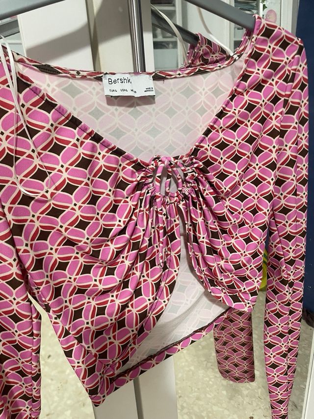 Top Bershka rosa y marrón estampado