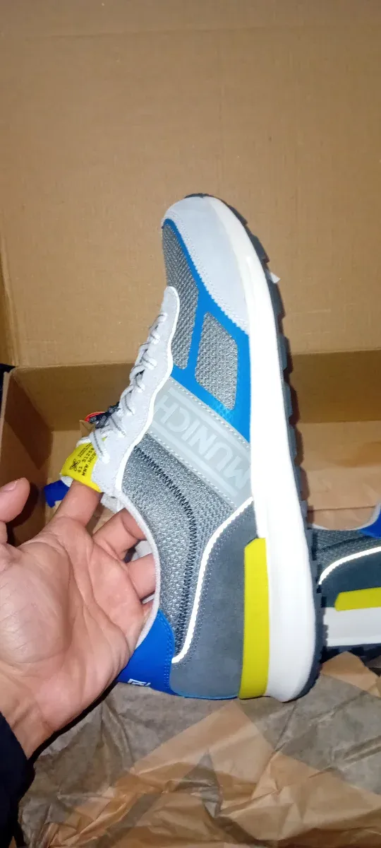 Zapatillas deportivas grises y azules