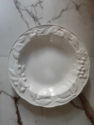 Piatto centrotavola in ceramica decorato