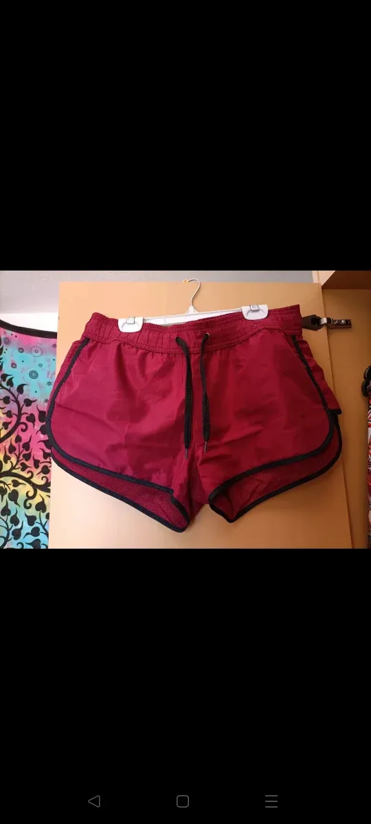 Shorts deportivos rojos