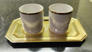 Vassoio con 2 tazzine oro e bianche