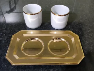 Vassoio con 2 tazzine oro e bianche