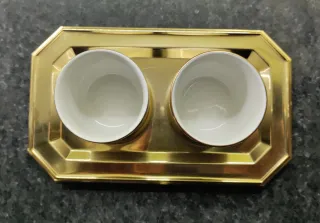 Vassoio con 2 tazzine oro e bianche