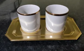 Vassoio con 2 tazzine oro e bianche