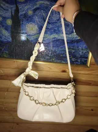 Bolso Hombro Plisado Crema con Cadena Dorada