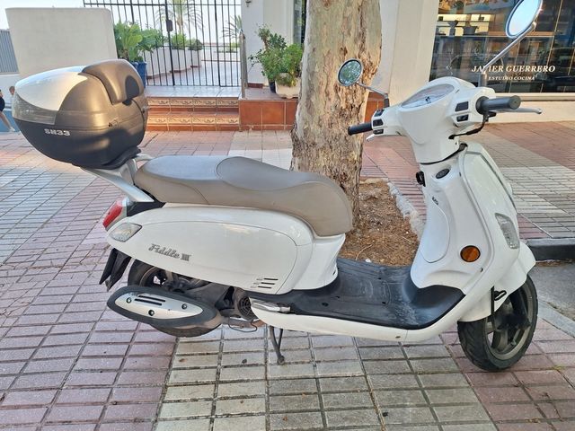 Moto 125cc Blanca con Baúl