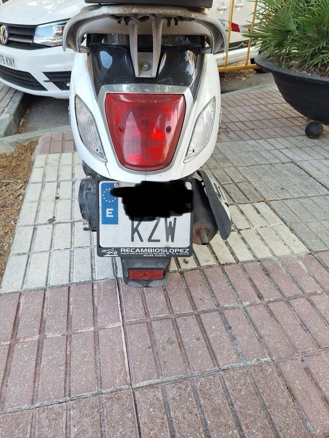 Moto 125cc Blanca con Baúl