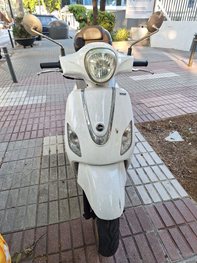 Moto 125cc Blanca con Baúl