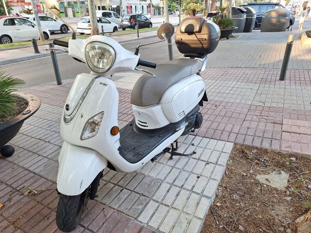 Moto 125cc Blanca con Baúl