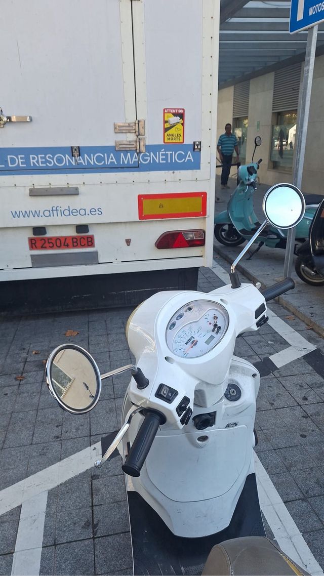 Moto 125cc Blanca con Baúl