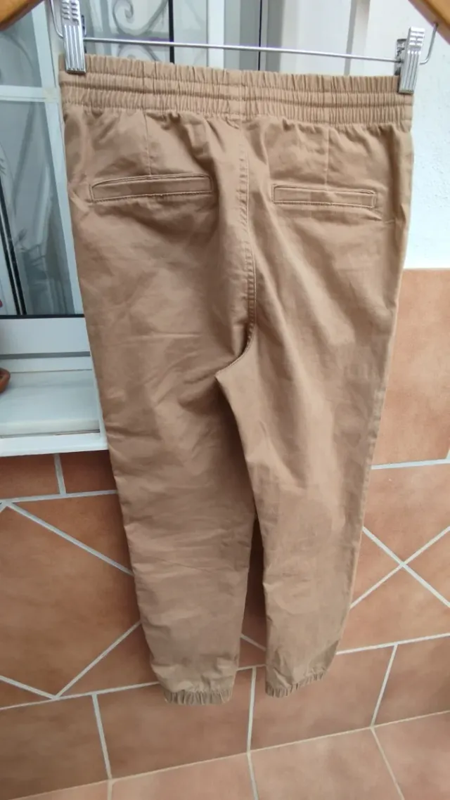 Pantalón jogger color camel