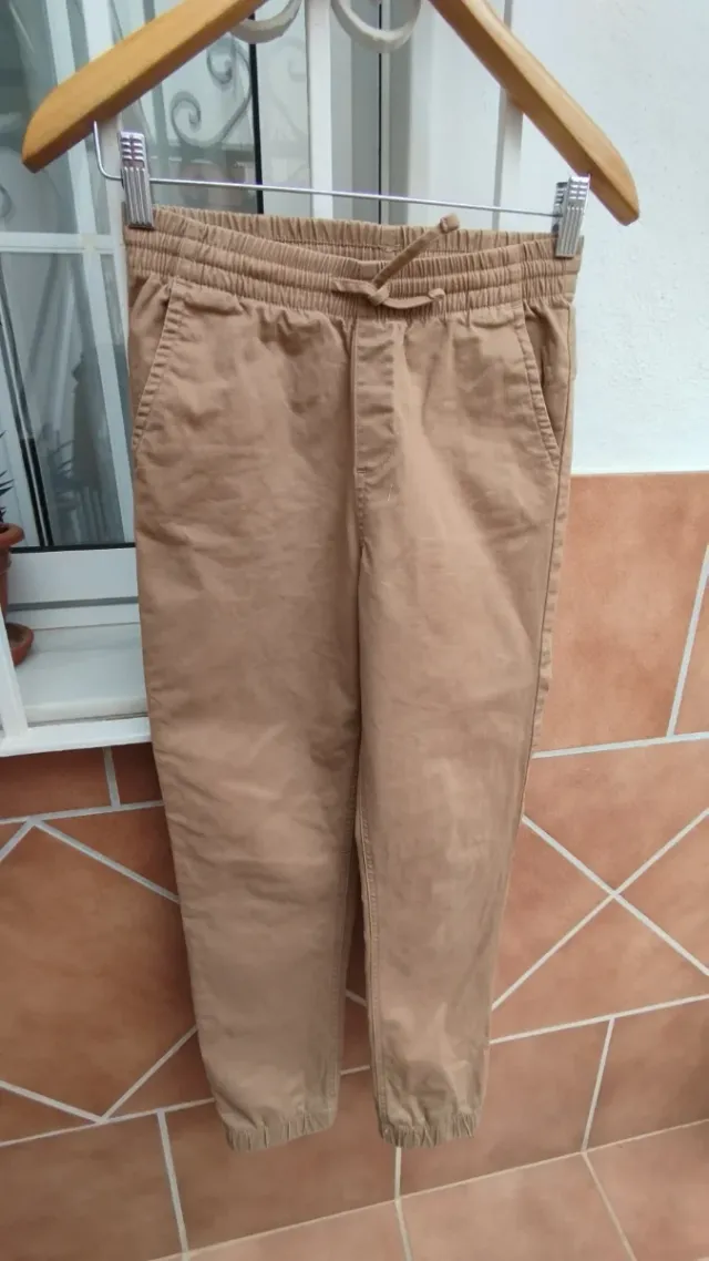 Pantalón jogger color camel