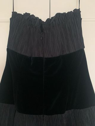 Vestido negro plisado volantes fajín terciopelo