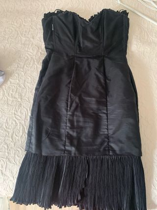Vestido negro plisado volantes fajín terciopelo