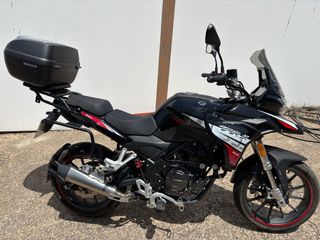 Benelli TRK 251 Negra con Baúl