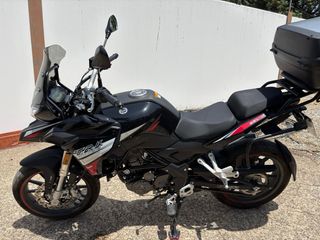 Benelli TRK 251 Negra con Baúl